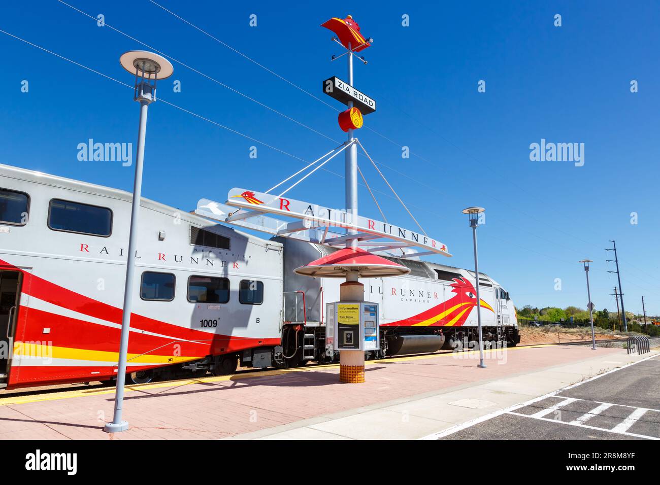 Santa Fe, USA - 8. Mai 2023: New Mexico Rail Runner Express Commuter Train Railways in Santa Fe, USA. Stockfoto