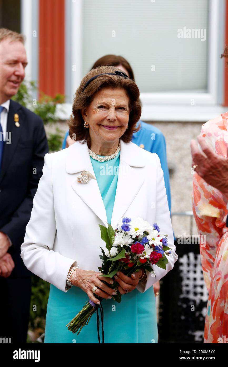 Königin Silvia vor dem Kulturhuset Stadsteatern in Skarholmen, Schweden, am 22. Juni 2023, während des königlichen Besuchs im Stockholmer Bezirk zu Ehren des Königs Stockfoto