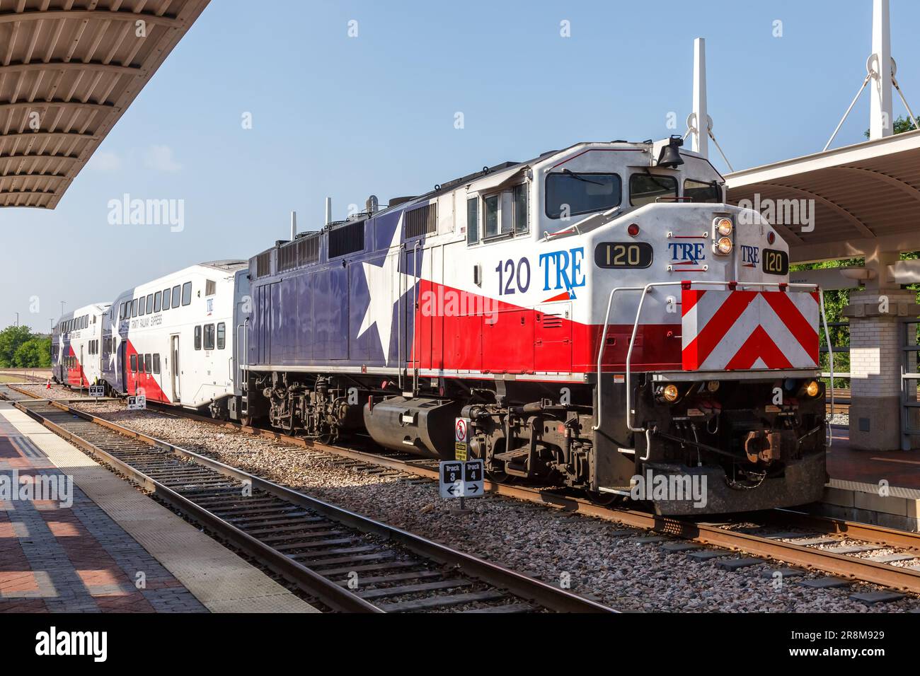Dallas, USA - 5. Mai 2023: Trinity Railway Express TRE, öffentlicher Nahverkehr am Bahnhof Union Station in Dallas, USA. Stockfoto