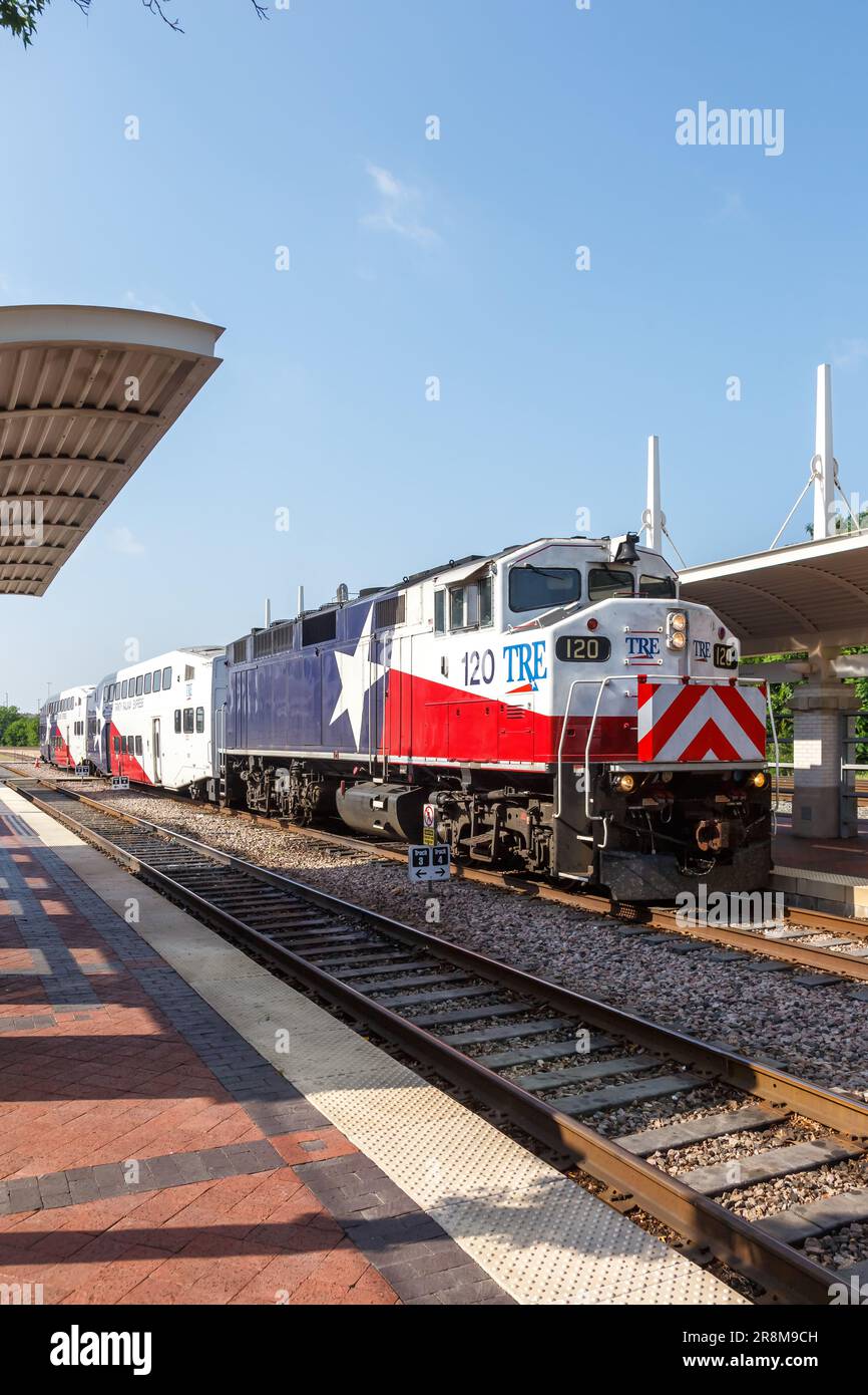 Dallas, USA - 5. Mai 2023: Trinity Railway Express TRE Pendlerzug Öffentliche Verkehrsmittel Porträtformat an der Union Station in Dallas, United St. Stockfoto