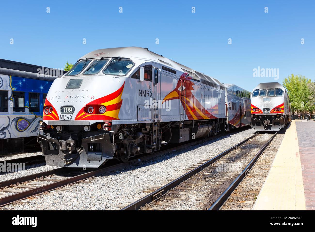 Santa Fe, USA - 8. Mai 2023: New Mexico Rail Runner Express Commuter Train Railways in Santa Fe, USA. Stockfoto