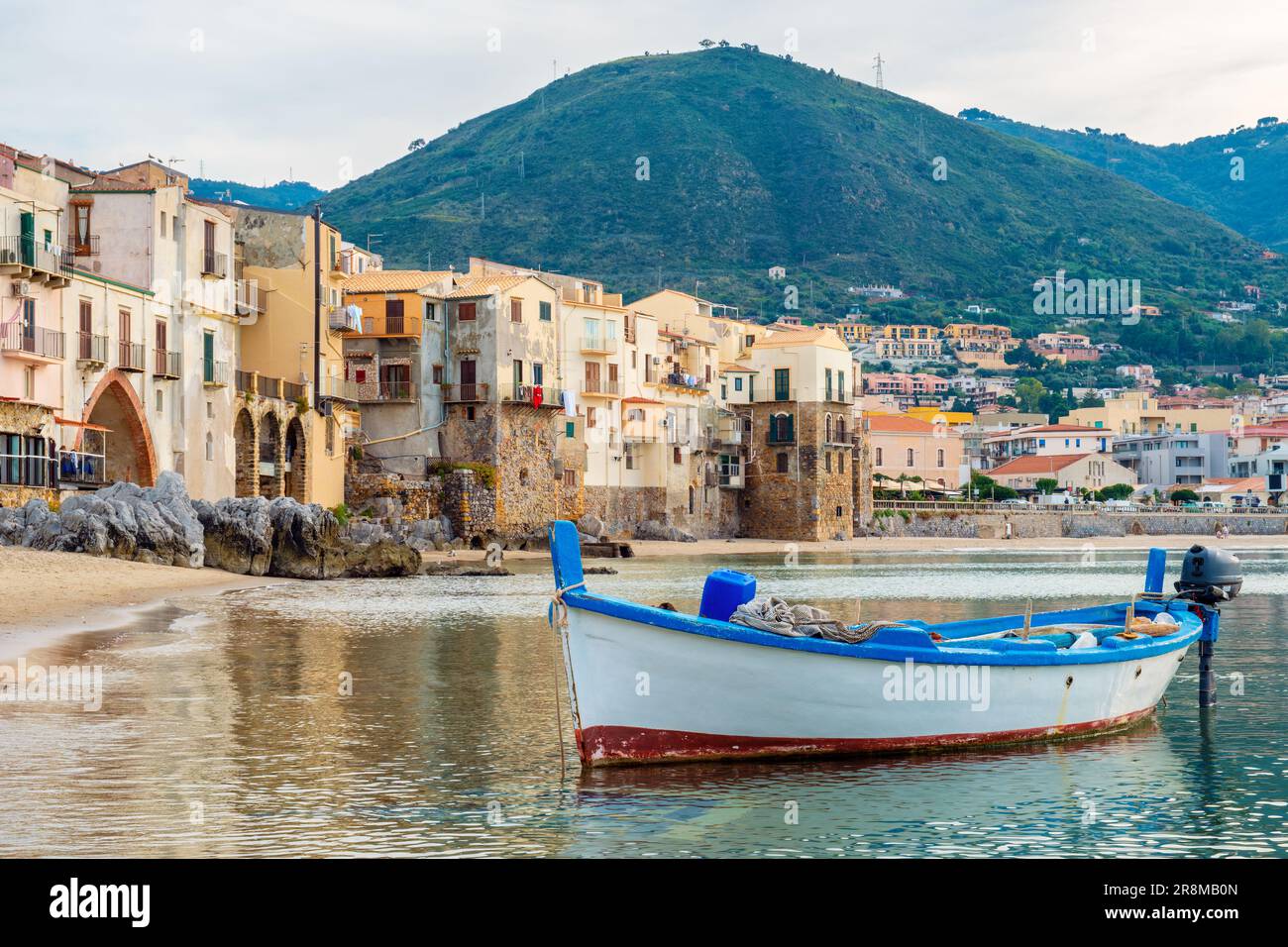 Hölzerne Motorboote im alten Hafen von Cefalu. Sizilien, Italien Stockfoto