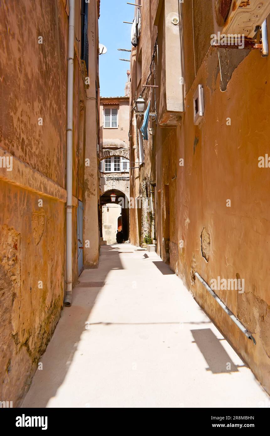 Erkunden Sie die Ville Haute - Oberstadt Bonifacio, die sich in einer mittelalterlichen Zitadelle befindet, mit engen Gassen und vielen erhaltenen historischen Bauwerken, Korsika, F. Stockfoto