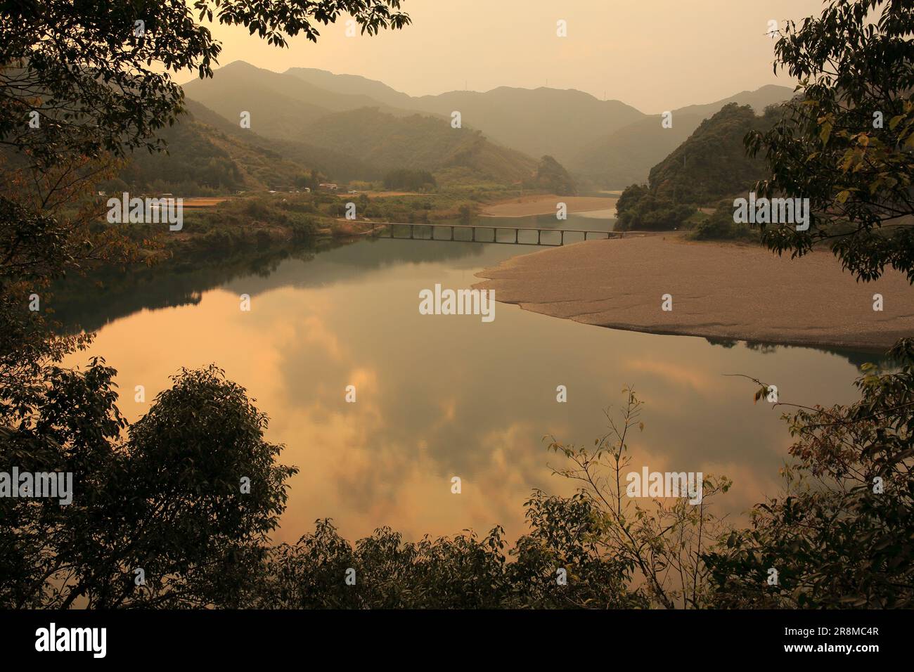 Sanri Niedrigwasserüberquerung in der Dämmerung im Shimantogawa River Stockfoto