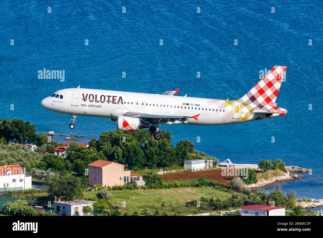 Split, Kroatien - 28. Mai 2023: Volotea Airbus A320 Flugzeug am Flughafen Split (SPU) in Kroatien. Stockfoto