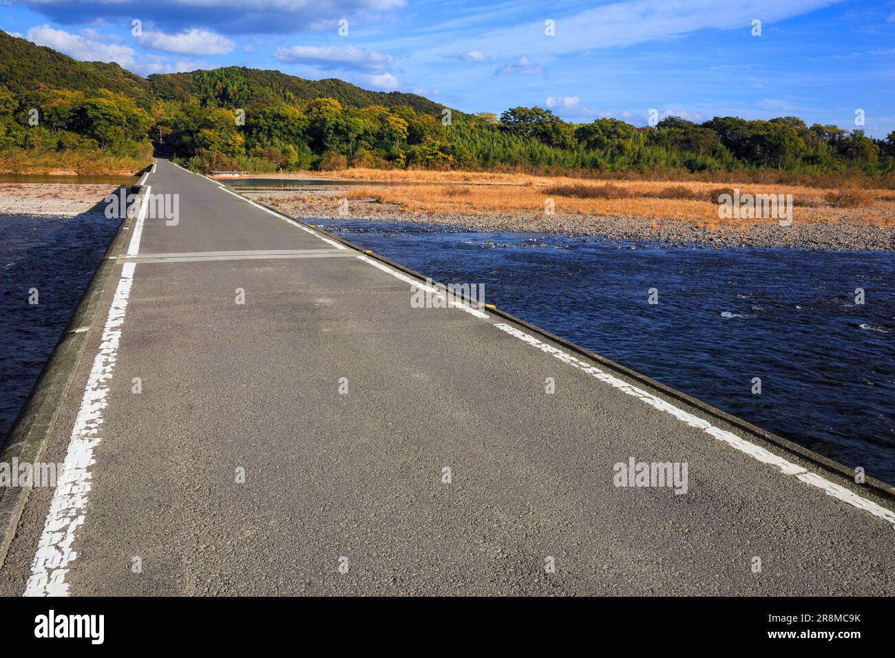 Sada-Tiefwasserüberquerung und Herbstfarben im Shimantogawa River Stockfoto