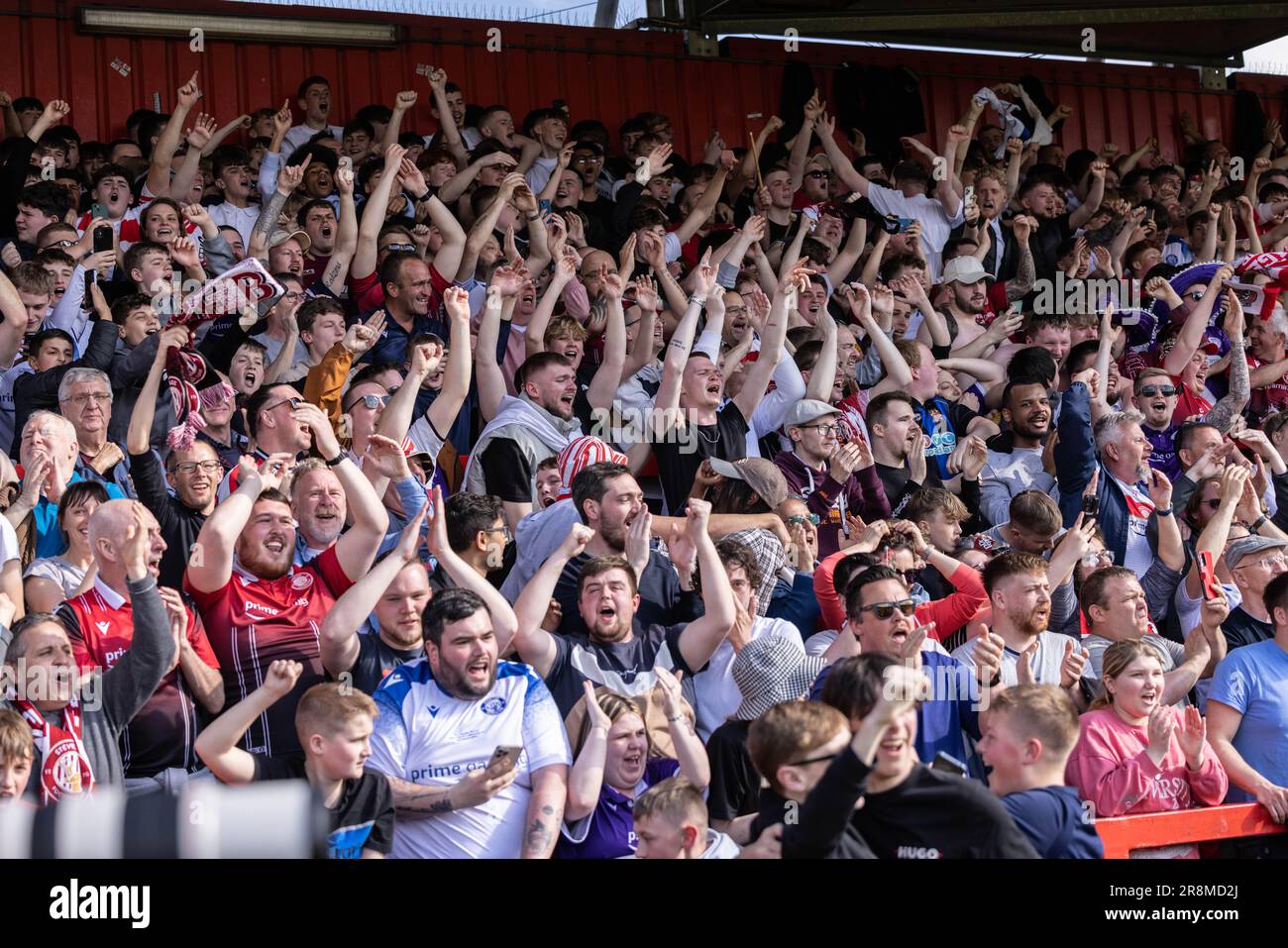 Fußball-/Fußball-Fans und Zuschauer freuen sich, sind glücklich und feiern ihre Mannschaft während des Spiels. Stockfoto