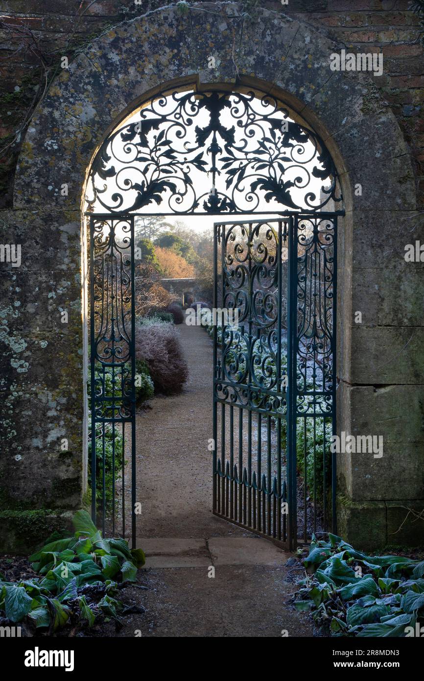 Formeller, von Mauern umgebener Eingang am Rousham House and Gardens, Oxfordshire, England Stockfoto