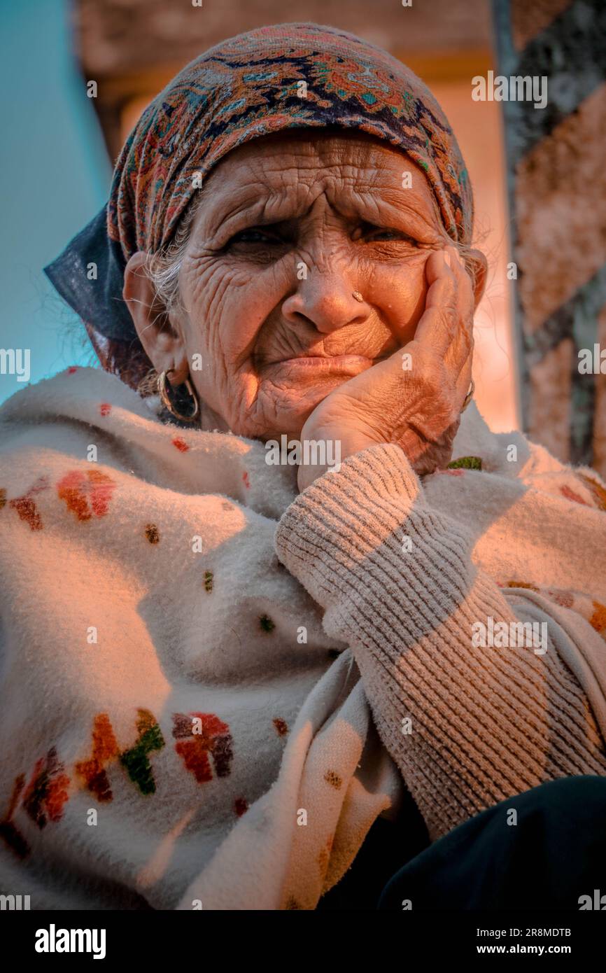 Asiatische, alte Frau, indische Nahaufnahmen, farbige Bilder. Dehradun. Uttarakhand. Indien. Asiatisch 31-12-2021 Stockfoto