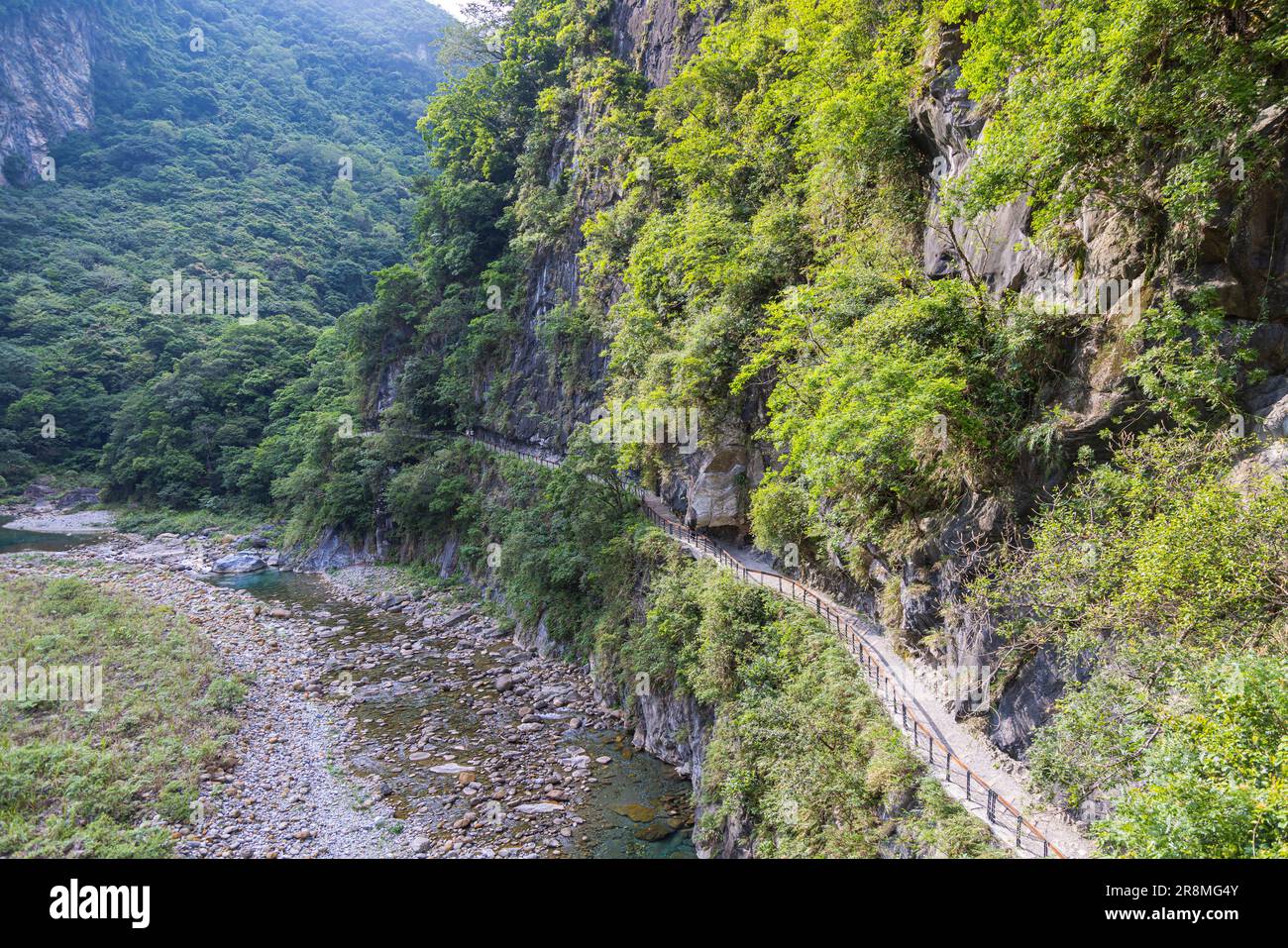 Shakadang Wanderweg im Taroko-Nationalpark Taiwan. Die geschützte Bergwaldlandschaft, benannt nach dem Wahrzeichen Taroko Gorge, geschnitzt von Th Stockfoto