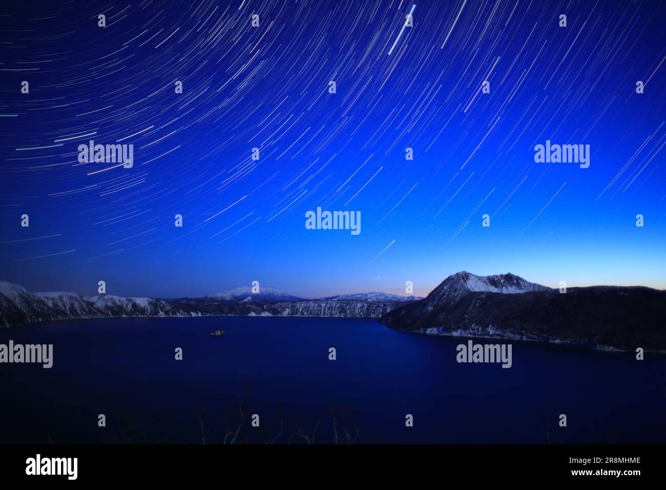 Lake Mashu und Starry Sky in Dawn Stockfoto