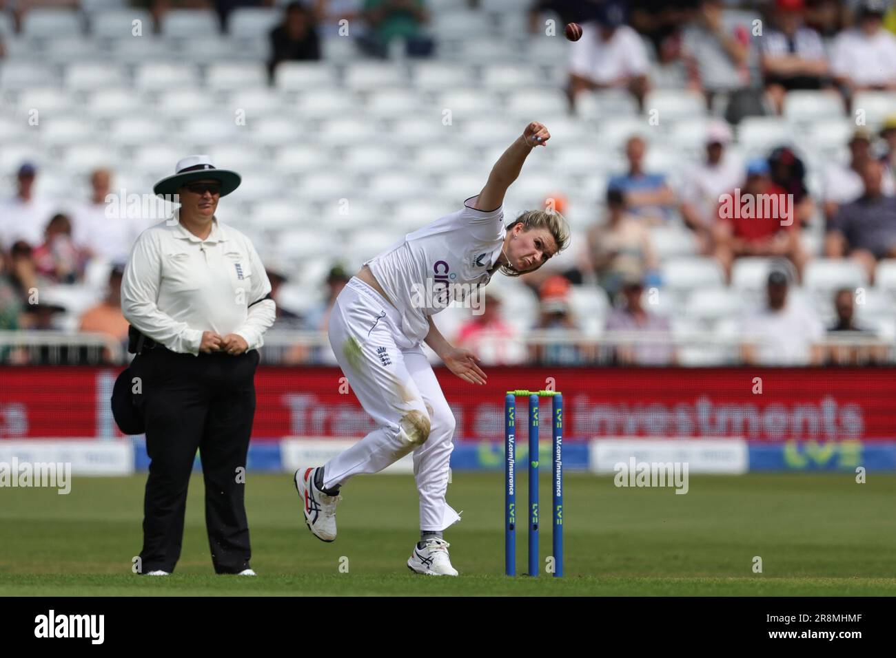 Lauren Bell aus England liefert den Ball, den Phoebe Litchfield aus Australien beim Metro Bank Women's Ashes 2023-Spiel England gegen Australien am 22. Juni 2023 auf der Trent Bridge, Nottingham, Großbritannien, für 4 Läufe schlägt (Foto von Mark Cosgrove/News Images) Stockfoto