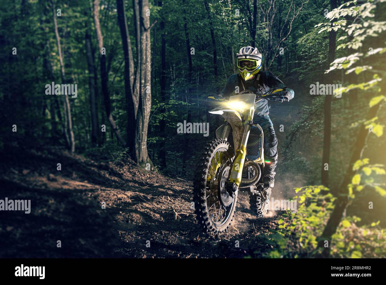 Bilder vom extremen Motorradfahrer. Amator-Training im Wald Stockfoto