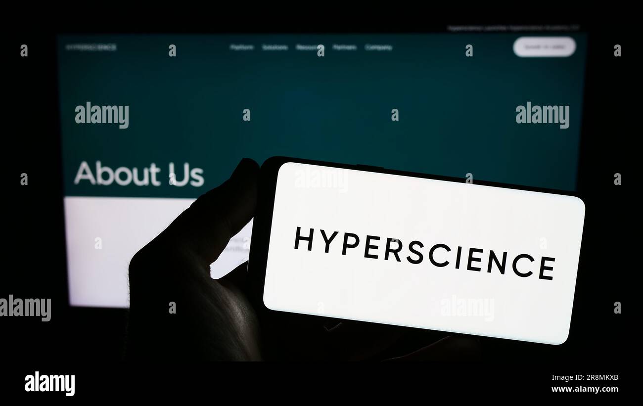Person, die ein Smartphone mit dem Logo des US-amerikanischen Unternehmens Hyper Labs Inc. Besitzt (Hyperscience) auf dem Bildschirm vor der Website. Konzentrieren Sie sich auf das Display des Telefons. Stockfoto