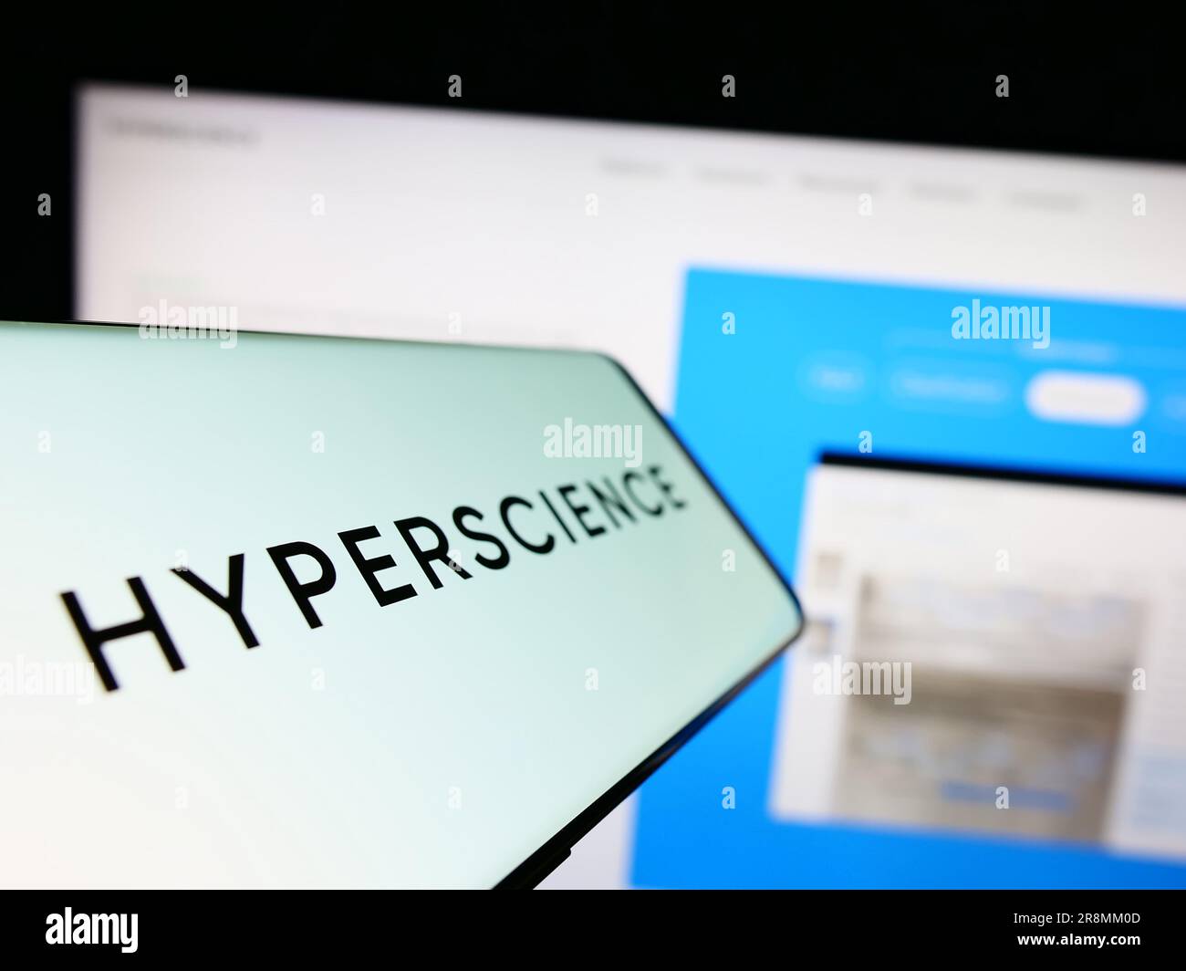 Smartphone mit Logo des US-Unternehmens Hyper Labs Inc (Hyperscience) auf dem Bildschirm vor der Business-Website. Fokus auf die Mitte links des Telefondisplays. Stockfoto