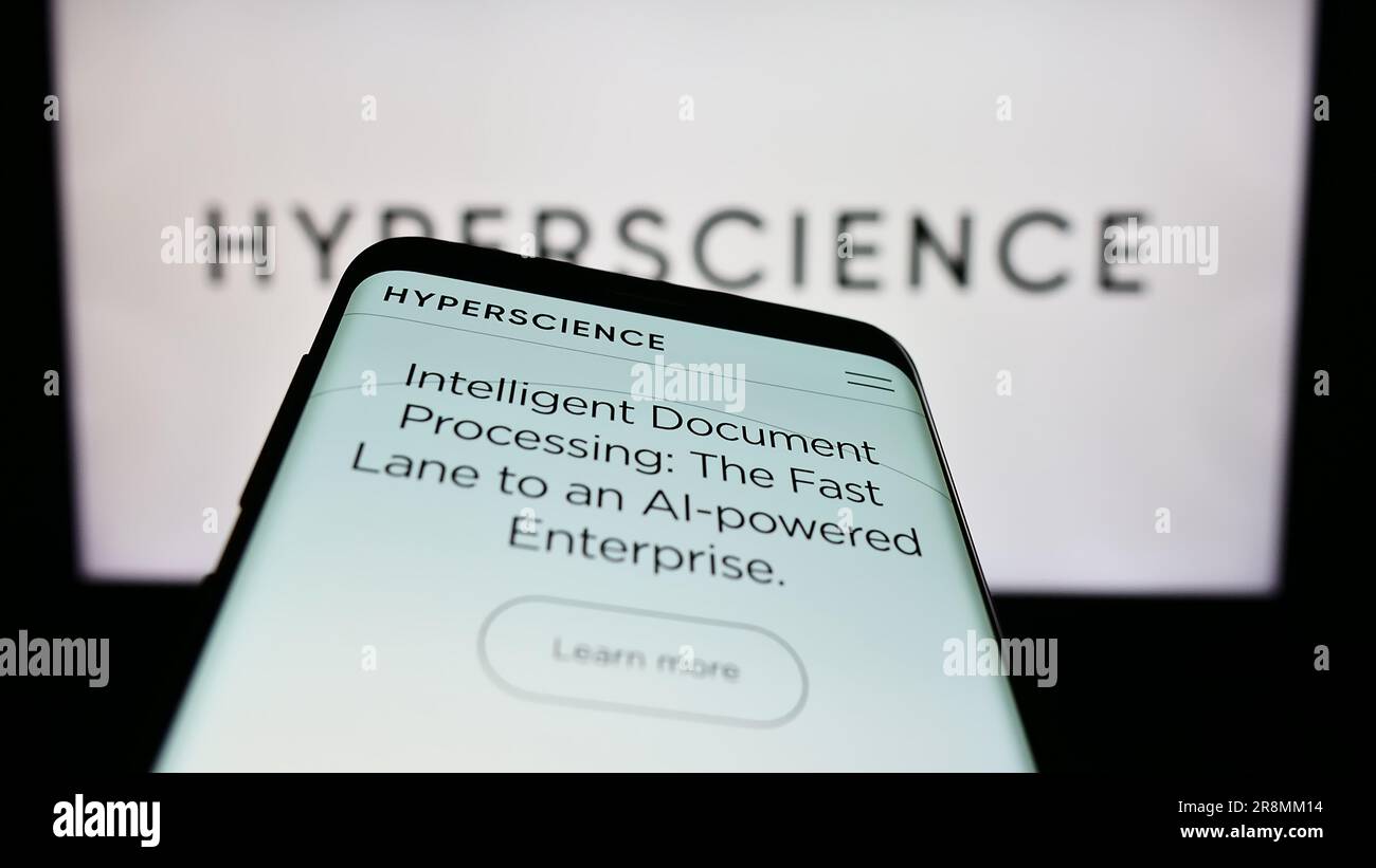 Mobiltelefon mit Webseite der US-amerikanischen Firma Hyper Labs Inc (Hyperscience) auf dem Bildschirm vor dem Logo. Fokus auf oberer linker Seite des Telefondisplays. Stockfoto