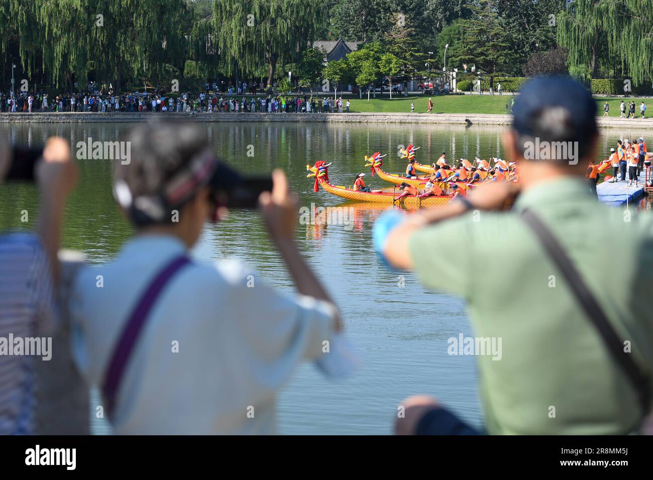 Peking, China. 22. Juni 2023. Im Longtan Park in Peking, der Hauptstadt Chinas, wird am 22. Juni 2023 ein Drachenbootrennen veranstaltet. Während des Dragon Boat Festivals fanden hier zahlreiche Aktivitäten statt, darunter Bootsrennen, Aufführungen und interaktive Spiele. Kredit: Ju Huanzong/Xinhua/Alamy Live News Stockfoto