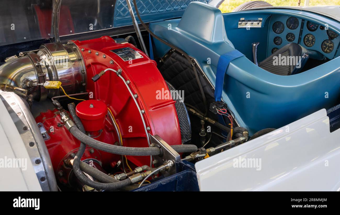 GROSSE POINTE SHORES, MI/USA - 18. JUNI 2023: Nahaufnahme eines 1954 Pontiac Firebird I Konzeptturbinenmotors, EyesOn Design Car Show, in der Nähe von Detroit. Stockfoto