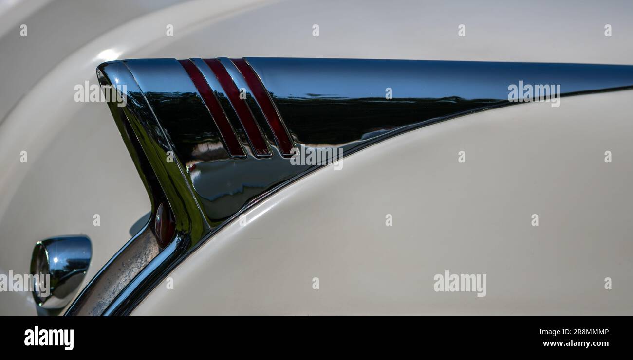 GROSSE POINTE SHORES, MI/USA - 18. JUNI 2023: Nahaufnahme eines Rücklichts von Buick Skylark aus dem Jahr 1954, EyesOn Design Car Show, in der Nähe von Detroit, Michigan. Stockfoto