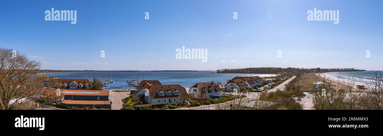 Blick über die Bucht von Rerik und die Halbinsel Wustrow an Einem sonnigen Tag im Frühling Stockfoto