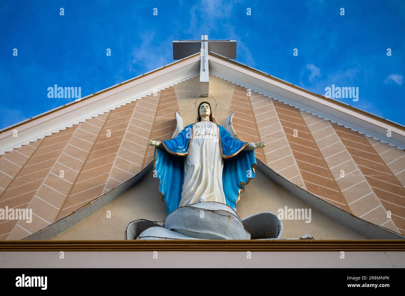 Eine Statue der Jungfrau Maria an der Vorderseite der katholischen Phuong Nghia Parish Church, in Kontum ion, dem zentralen Hochland von Vietnam. Stockfoto