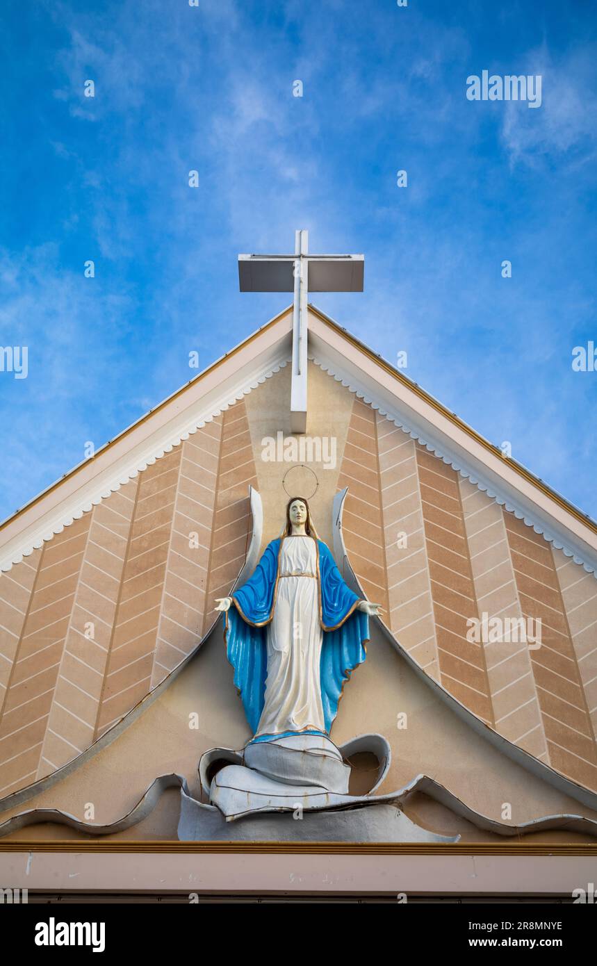 Eine Statue der Jungfrau Maria an der Vorderseite der katholischen Phuong Nghia Parish Church, in Kontum ion, dem zentralen Hochland von Vietnam. Stockfoto