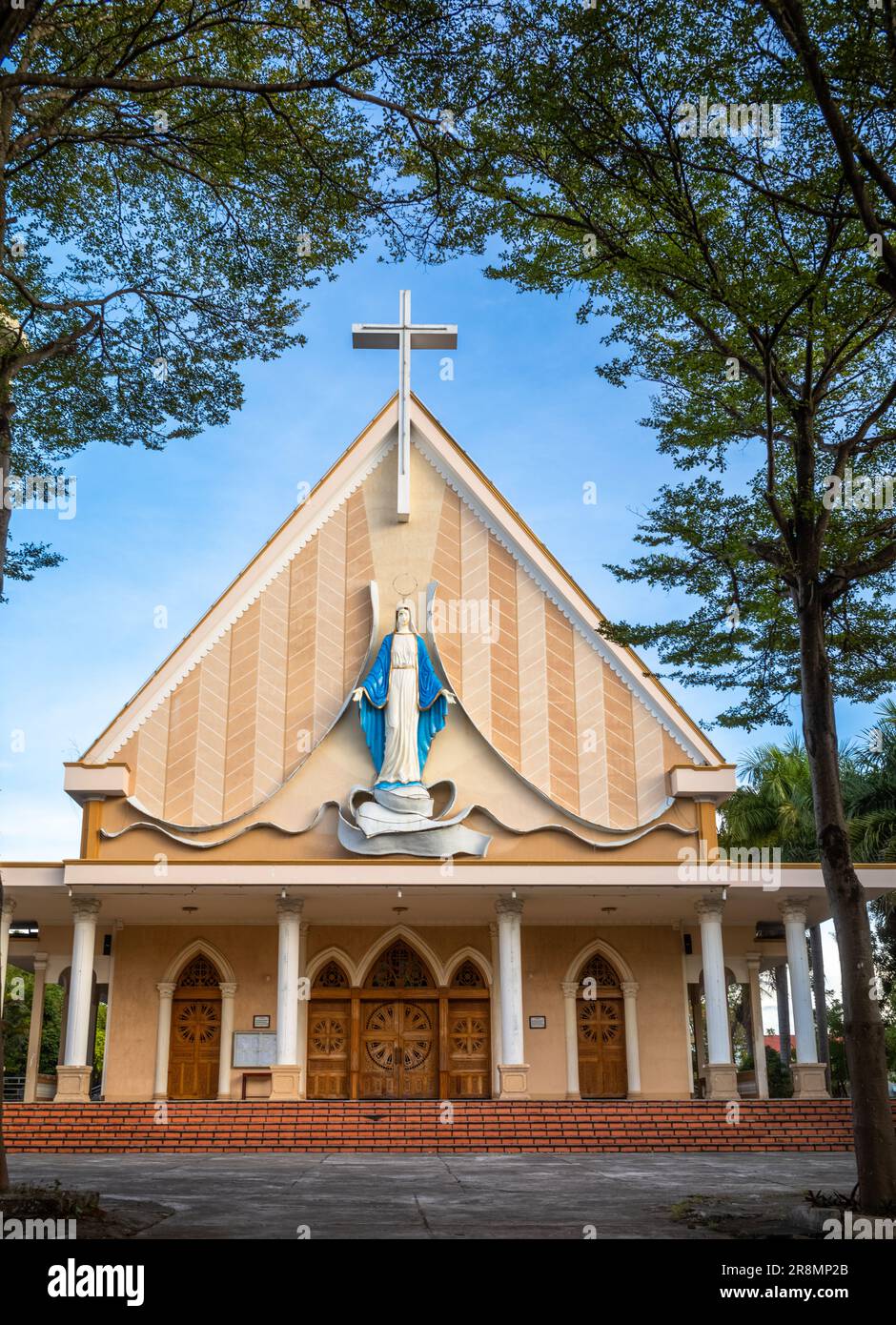 Die katholische Phuong Nghia-Pfarrkirche, in Kontum ion das zentrale Hochland von Vietnam. Stockfoto