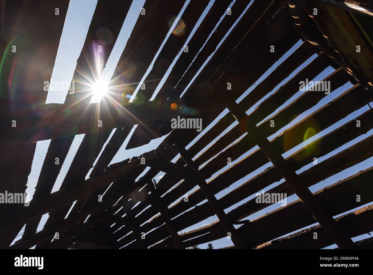 Die Sonne scheint durch ein verlassenes Dachgeschoss, Foto mit natürlichem Lichtreflexeffekt Stockfoto