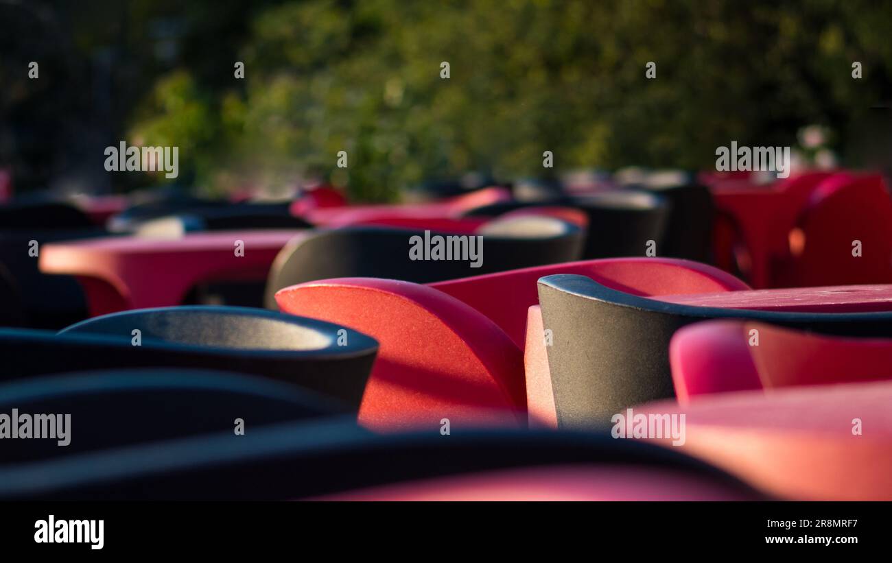 Schwarze und rote Kunststoffstühle Stockfoto