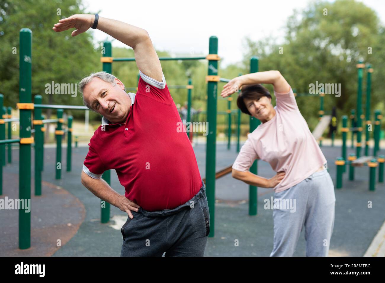 Sportpensionäre wärmen sich auf dem Sportplatz auf Stockfoto