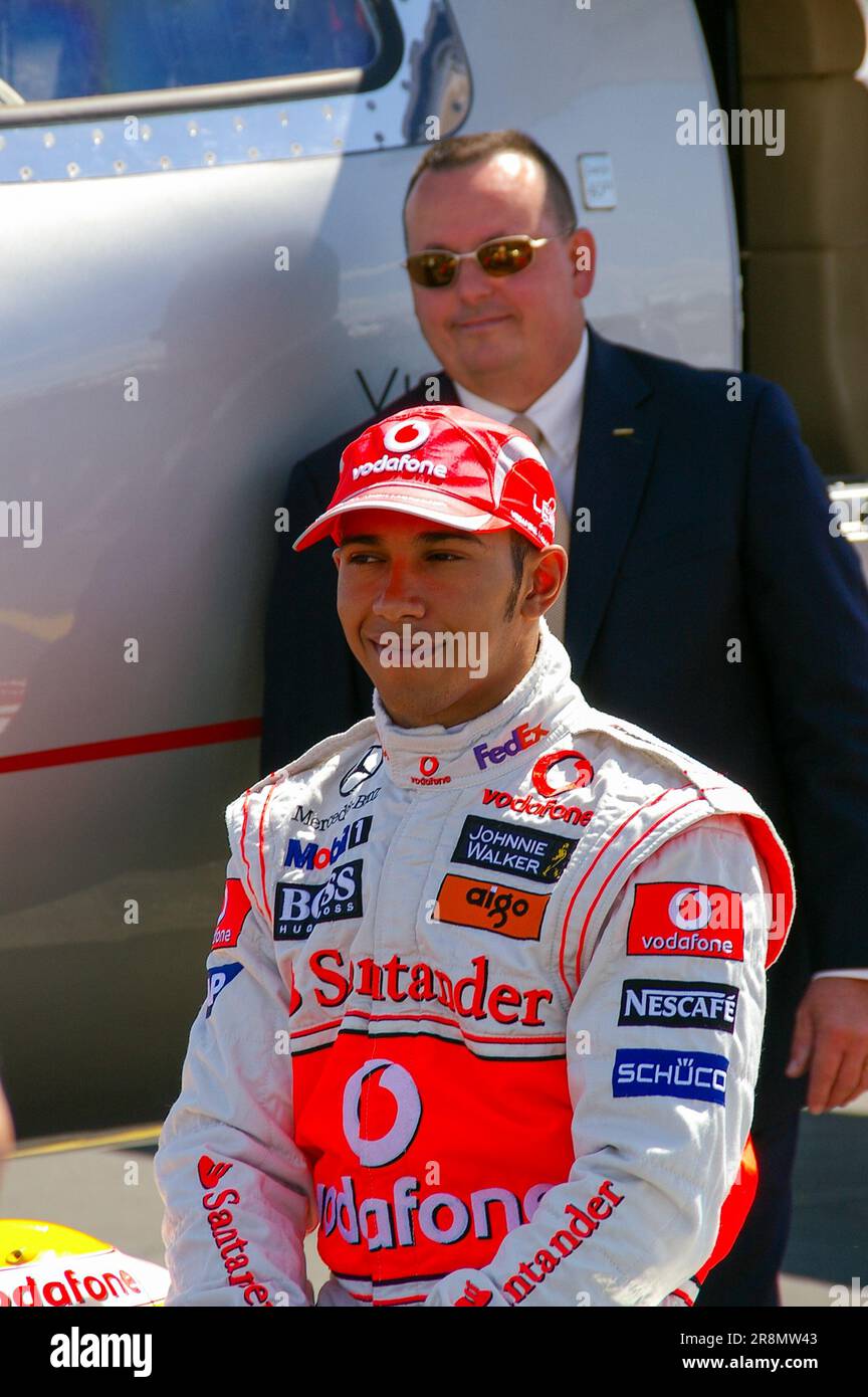 Lewis Hamilton auf einer Presseveranstaltung mit McLaren F1 Car und VistaJet Bombardier Learjet 40XR Business Jet Jet Flugzeug auf der Farnborough International Airshow Stockfoto