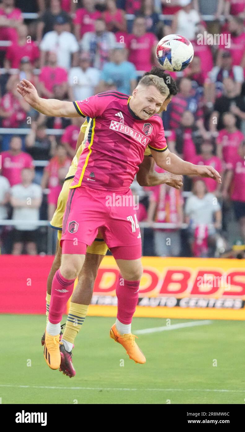 St. Louis, Usa. 21. Juni 2023. Saint Louis City SC John Nelson leitet den Ball in der ersten Hälfte gegen Real Salt Lake im City Park in St. Louis am Mittwoch, den 21. Juni 2023. Foto: Bill Greenblatt/UPI Credit: UPI/Alamy Live News Stockfoto