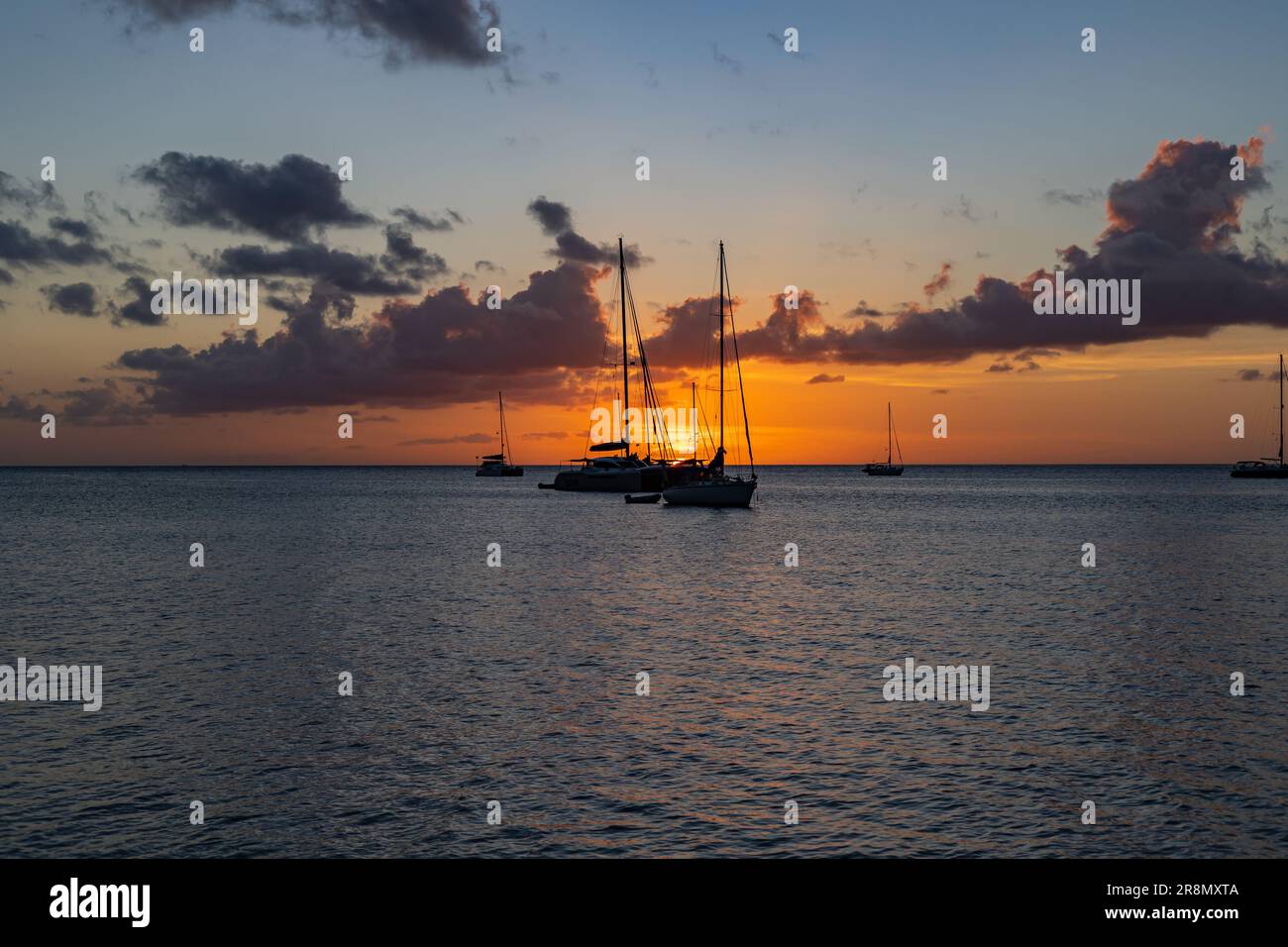 Princess Margaret Bay mit Hügeln im Hintergrund, Bequia, Saint Vincent und die Grenadinen Stockfoto