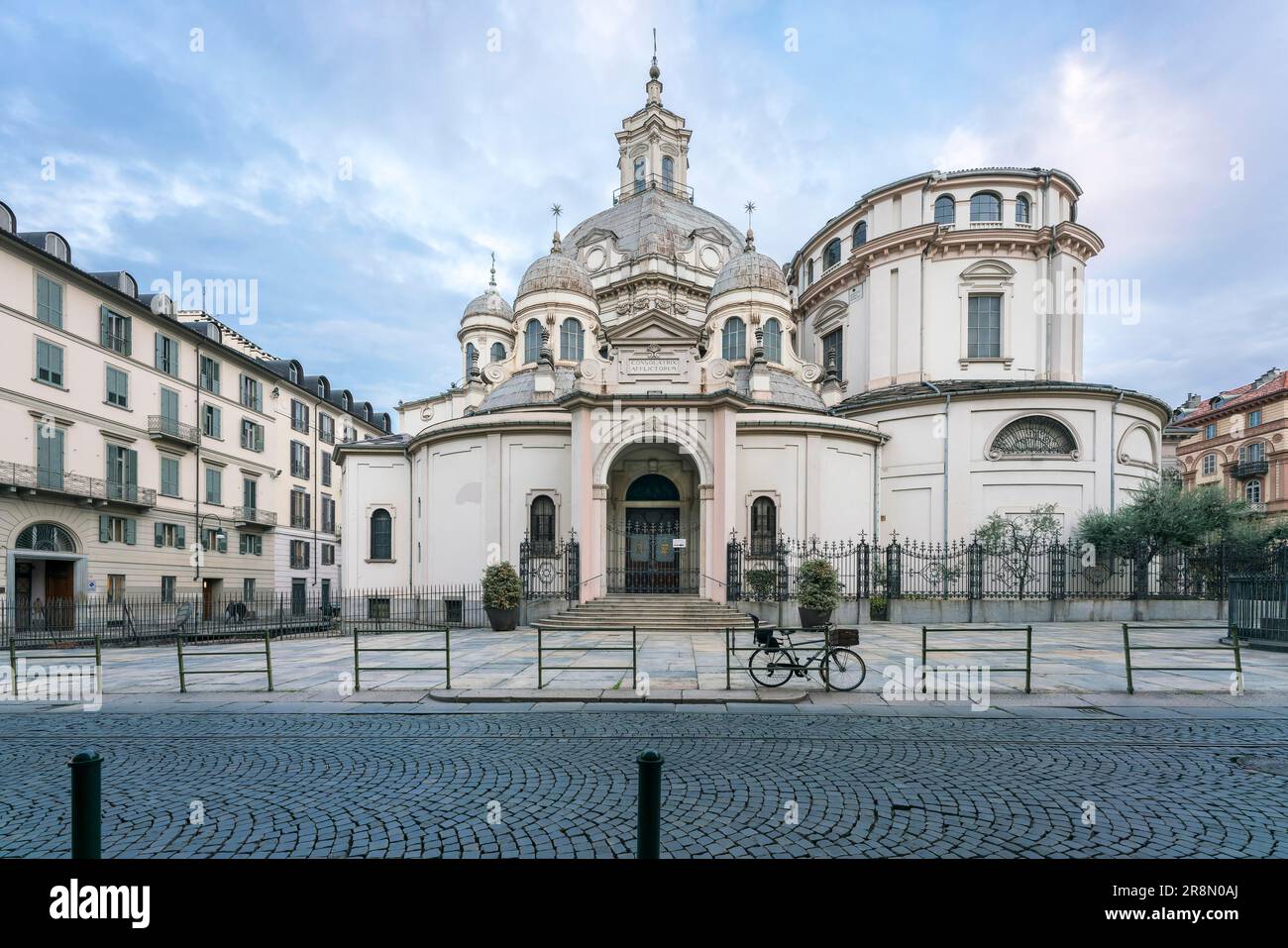 Seitenansicht der barocken Basilika Santuario della Consolata, auch Basilika Santa Maria della Consolazione, Architekt Guarino Guarini, Turin Stockfoto