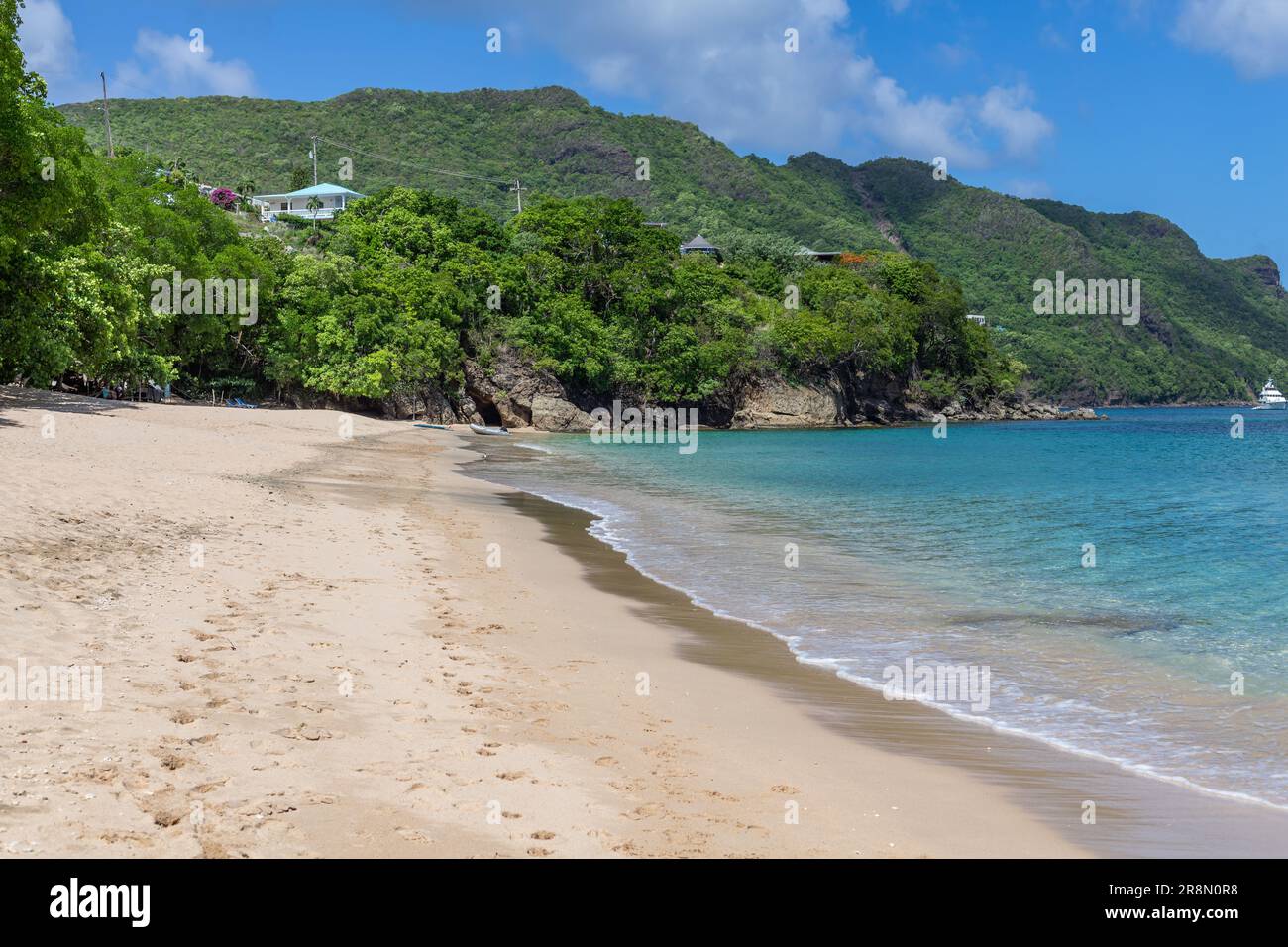 Princess Margaret Bay mit Hügeln im Hintergrund, Bequia, Saint Vincent und die Grenadinen Stockfoto