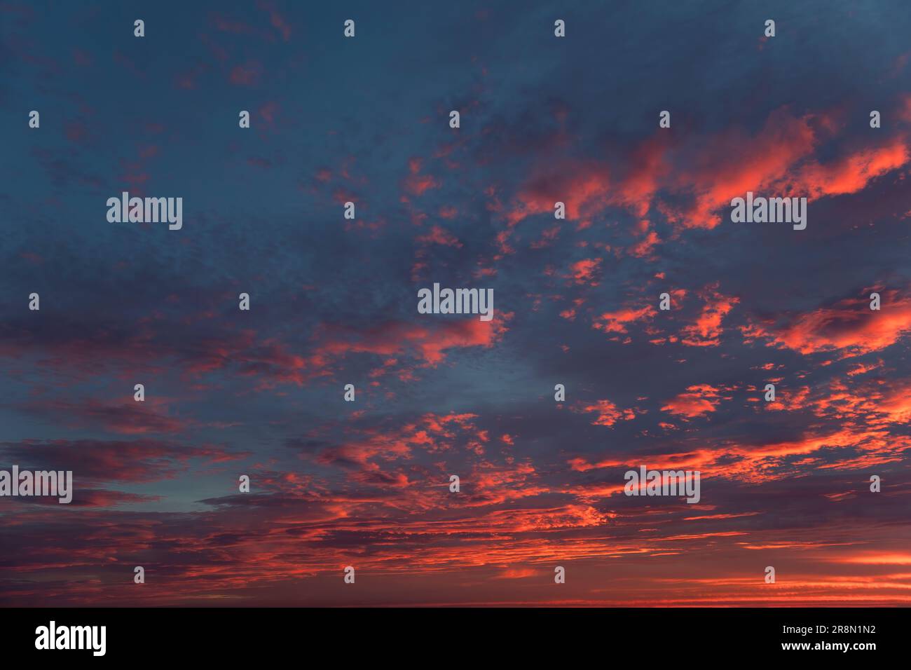 Hintergrundüberlagerung mit dramatischem Sonnenuntergang in Orange. Ideal für den Austausch von Himmel, Bildschirmschoner oder andere Anwendungen Stockfoto