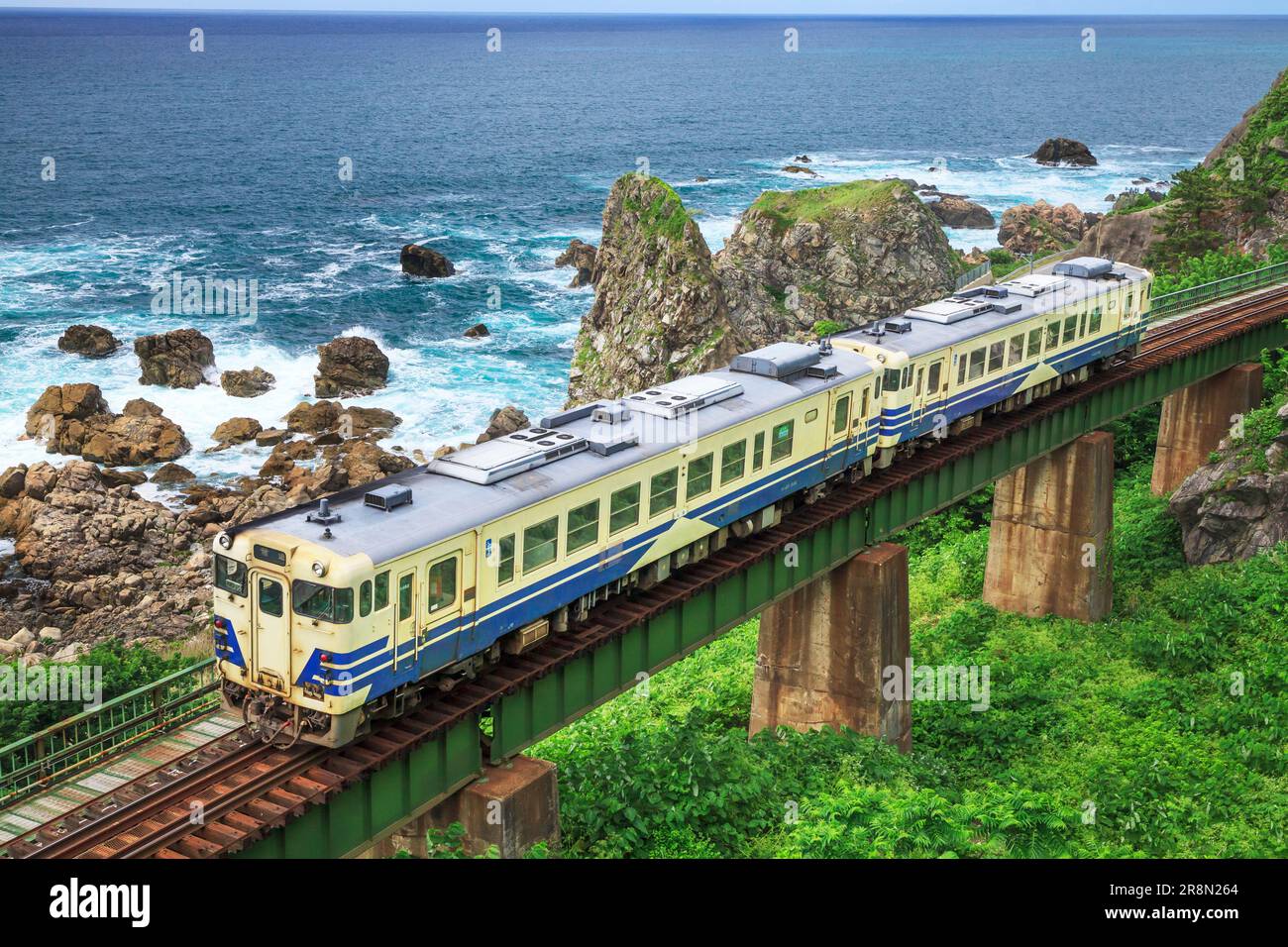 Regelmäßiger Zug auf der Gono-Line und dem japanischen Meer Stockfoto