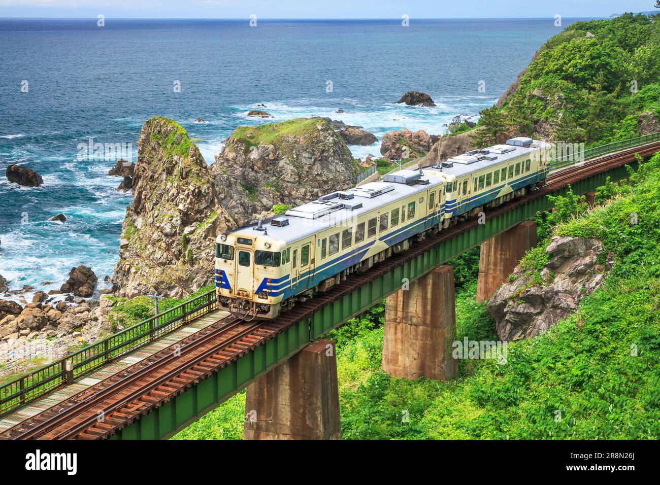 Regelmäßiger Zug auf der Gono-Line und dem japanischen Meer Stockfoto