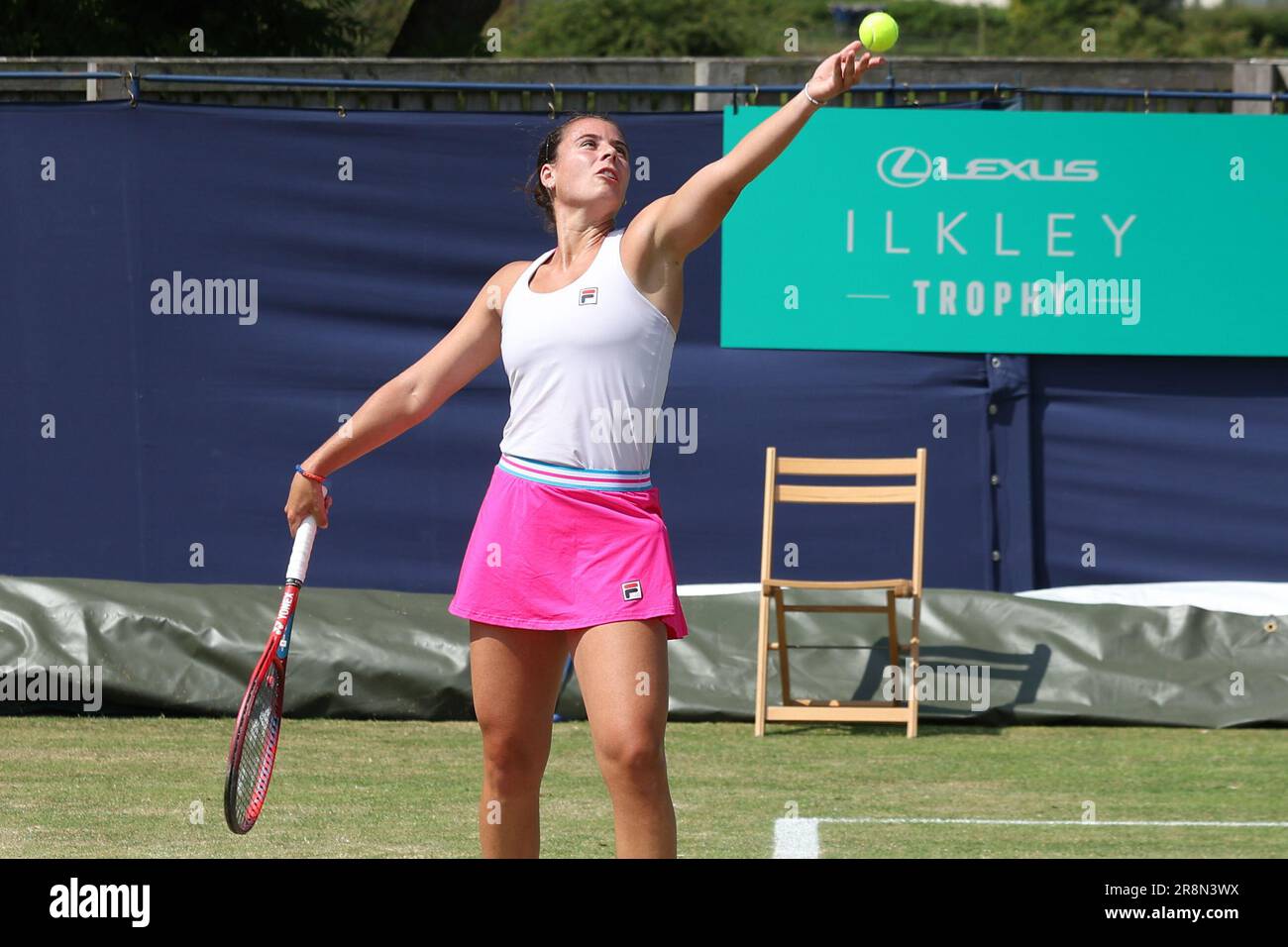 Ilkley Lawn Tennis & Squash Club, Stourton Road, Ilkley, West Yorkshire, 22. Juni 2023. Emma Navarro aus den USA während des ITF World Tennis Tour W100 Ilkley-Spiels gegen Himeno Sakatsume aus Japan Credit: Touchlinepics/Alamy Live News Stockfoto