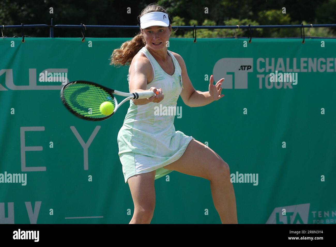 Ilkley Lawn Tennis & Squash Club, Stourton Road, Ilkley, West Yorkshire, 22. Juni 2023. Daria Snigur aus der Ukraine während der ITF World Tennis Tour W100 Ilkley-Spiel gegen Sachia Vickery aus den USA Kredit: Touchlinepics/Alamy Live News Stockfoto