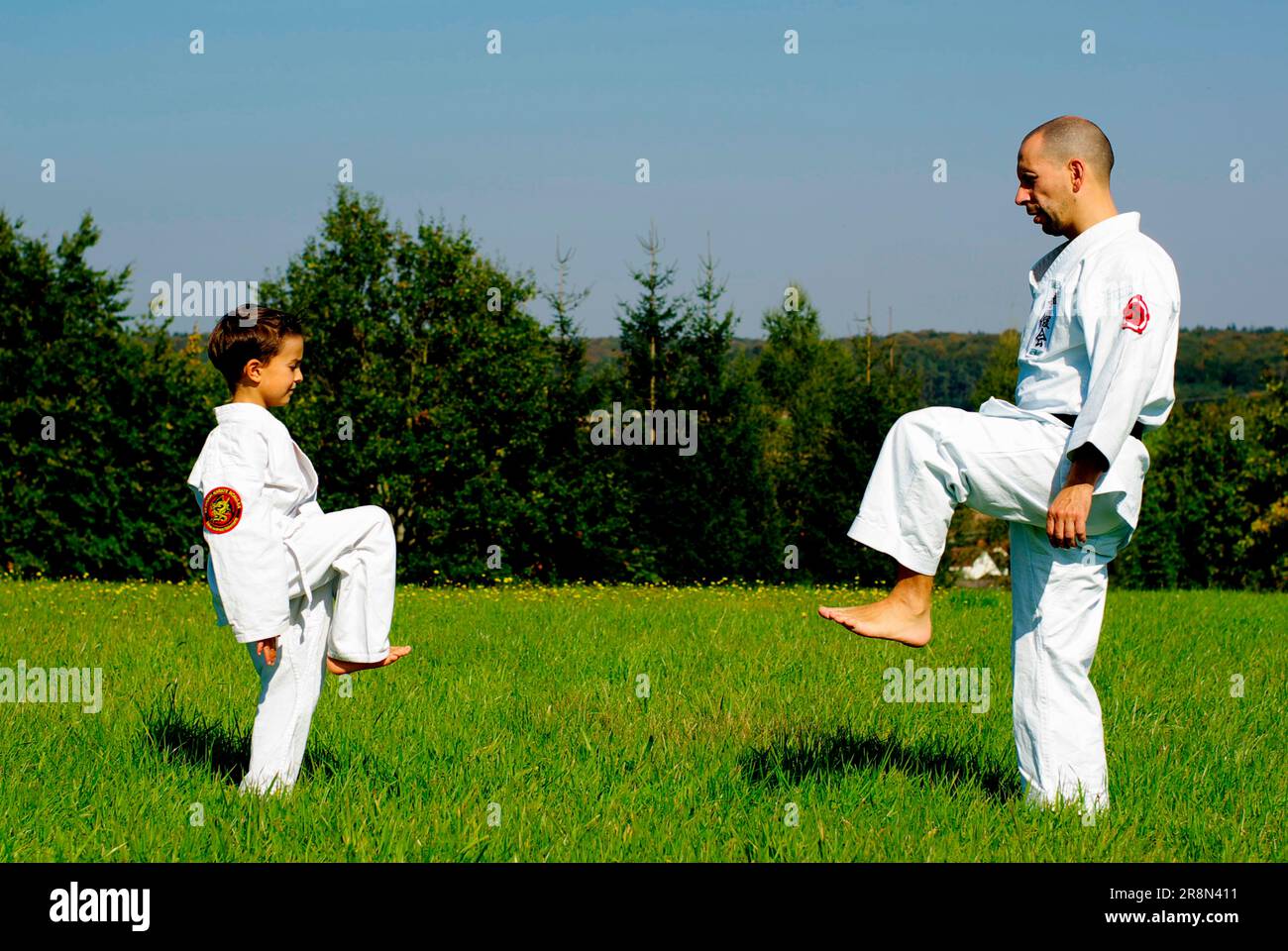 Karateschüler mit Karatelehrer, Karatelehrer, Schüler, Lehrer, Kampfkunst, Seitlich Stockfoto