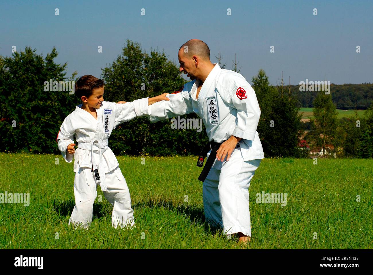 Karateschüler mit Karatelehrer, Karatelehrer, Schüler, Lehrer, Kampfkunst Stockfoto