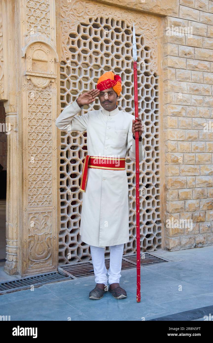 Indischer Türsteher, Jaisalmer, Rajasthan, Indien, Türsteher, Torwächter, freigestellt Stockfoto