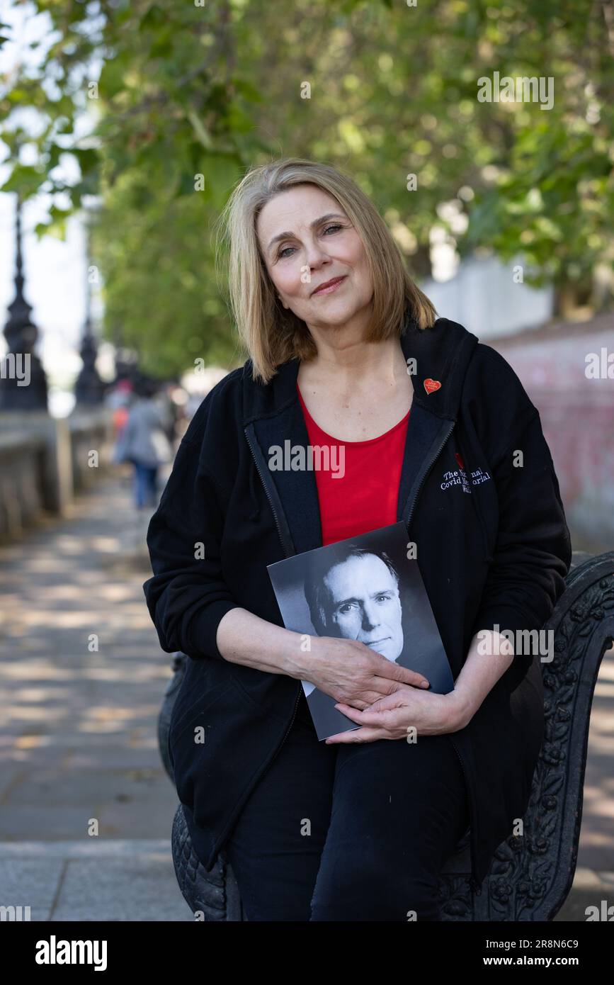 Lorelei King, fotografiert an der COVID-Gedenkmauer entlang der Themse, die ihren Ehemann Vincent Marzello an COVID 19 verlor. FOTO: JEFF GILBE Stockfoto