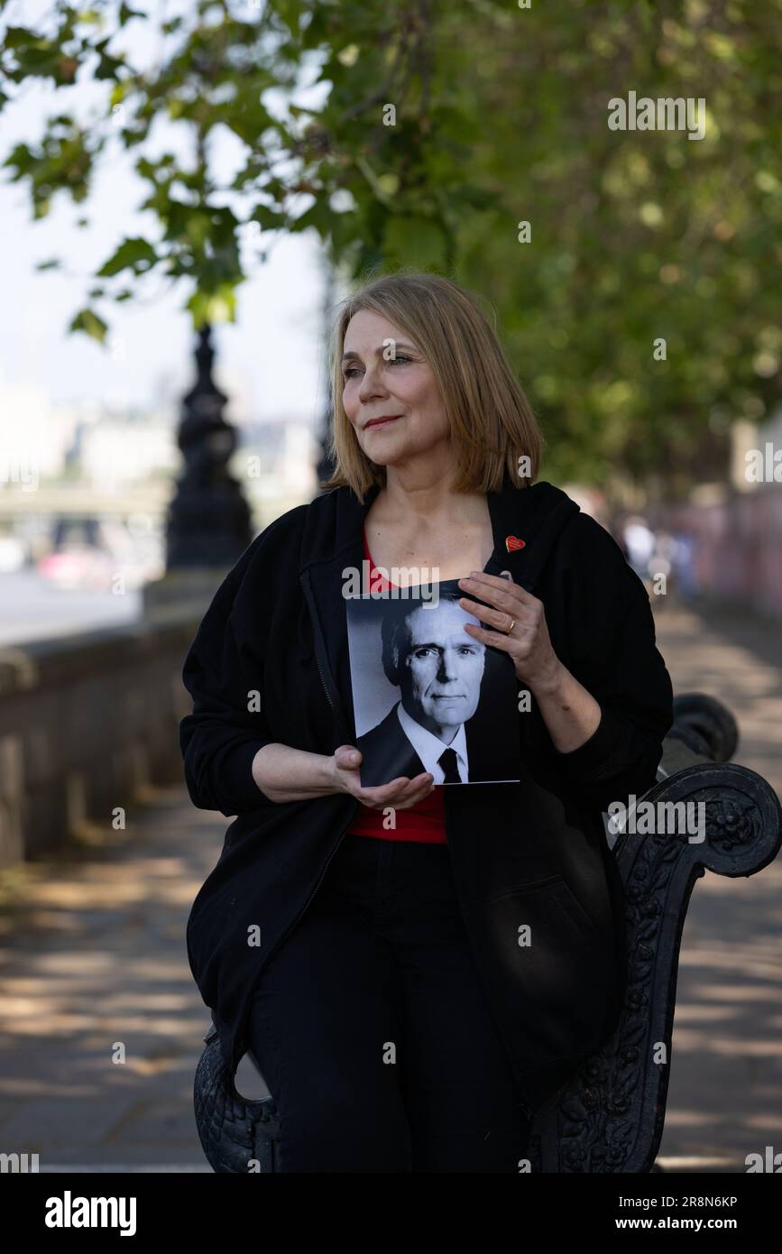 Lorelei King, fotografiert an der COVID-Gedenkmauer entlang der Themse, die ihren Ehemann Vincent Marzello an COVID 19 verlor. FOTO: JEFF GILBE Stockfoto