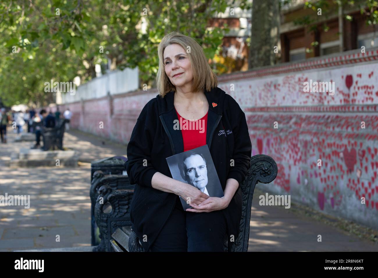 Lorelei King, fotografiert an der COVID-Gedenkmauer entlang der Themse, die ihren Ehemann Vincent Marzello an COVID 19 verlor. FOTO: JEFF GILBE Stockfoto