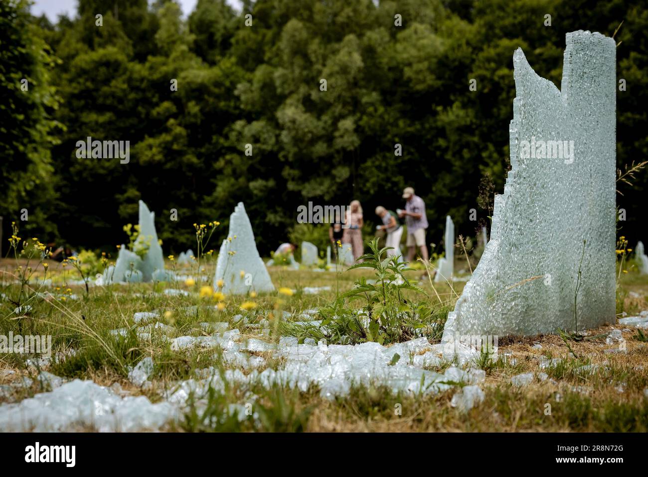 DRONTEN - zerstörte Gräber im Koningin Wilhelminabos. Es wurde eine Spendenaktion gestartet, um Geld zu sammeln, um das weitgehend zerstörte Denkmal für Menschen, die in Dronten an Krebs gestorben sind, wiederherzustellen.ANP ROBIN VAN LONKHUIJSEN niederlande out - belgien out Stockfoto