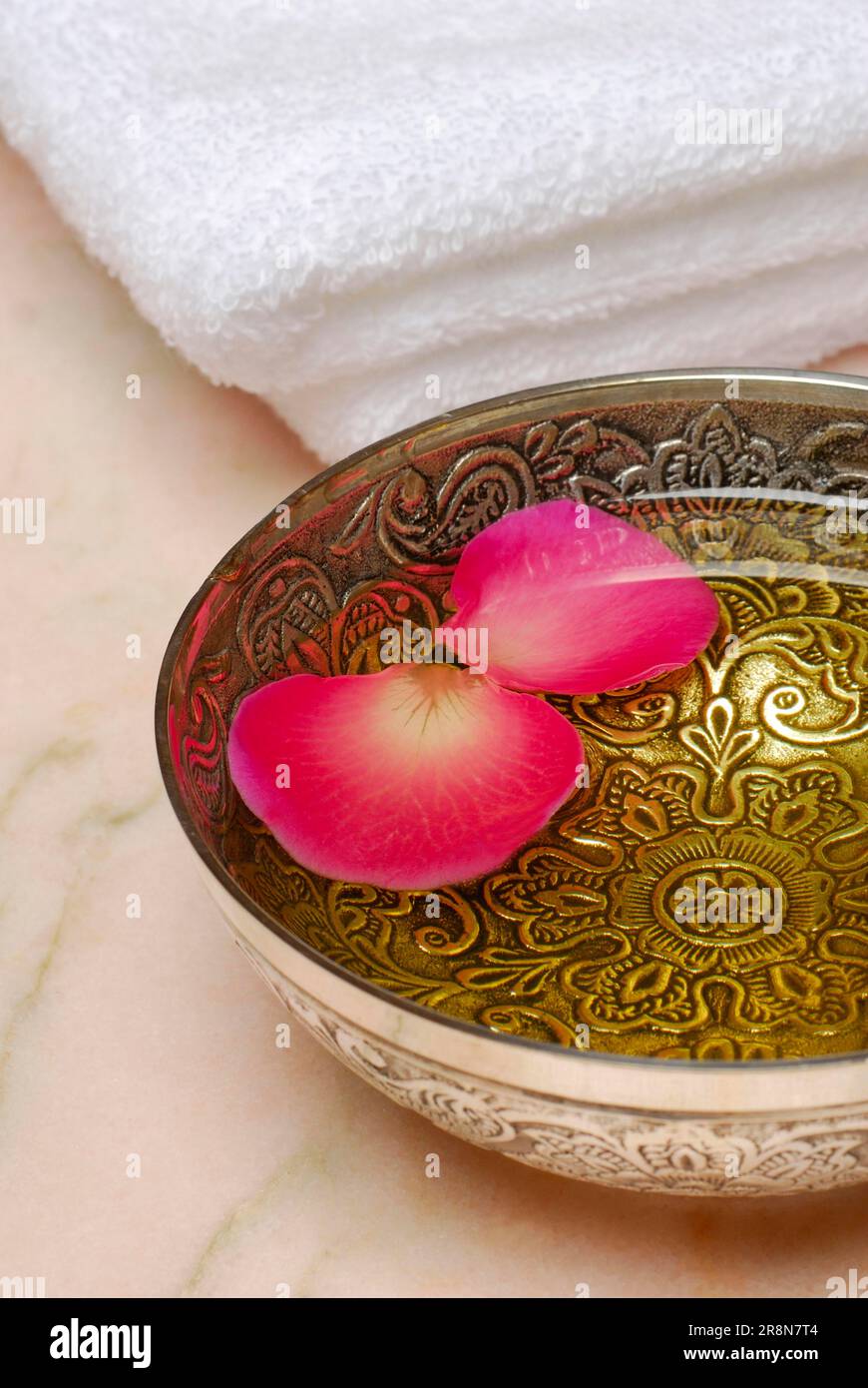 Schüssel mit Massageöl und Rosenblüten, Massageöl, Rosenblüten, Öl, Rosenblüten Stockfoto