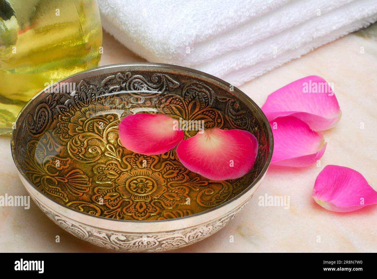 Schüssel mit Massageöl und Rosenblüten, Massageöl, Rosenblüten, Öl, Rosenblüten Stockfoto