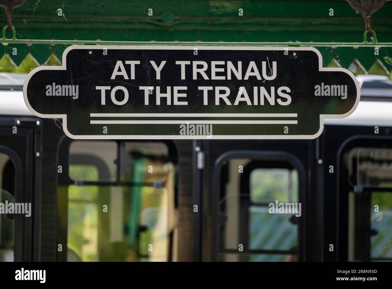 Schild am Bahnhof, zu den Zügen, am Y Trenau, Snowdon Mountain Railway Station, Llanberis, Wales, Großbritannien Stockfoto